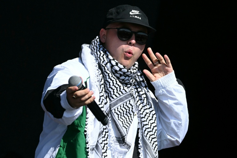 Mo Chara, membre du groupe de rap irlandais Kneecap, se produit sur la scène West Holts lors du quatrième jour du festival de Glastonbury, qui se tient à Worthy Farm, dans le village de Pilton, dans le Somerset, au sud-ouest de l'Angleterre, le 28 juin 2025