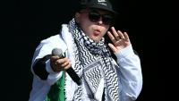 Mo Chara, membre du groupe de rap irlandais Kneecap, se produit sur la scène West Holts lors du quatrième jour du festival de Glastonbury, qui se tient à Worthy Farm, dans le village de Pilton, dans le Somerset, au sud-ouest de l'Angleterre, le 28 juin 2025