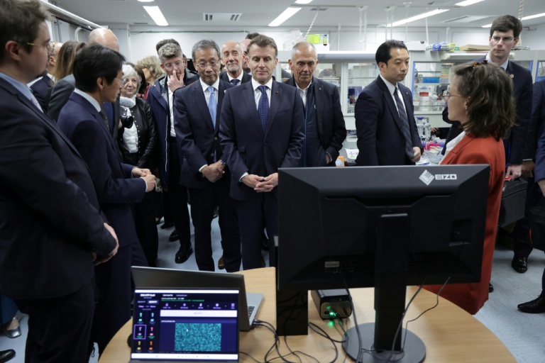 Le président français Emmanuel Macron (C) visite les installations du LIMMS, en partenariat avec le laboratoire international de recherche français CNRS à Tokyo, le 1er avril 2026