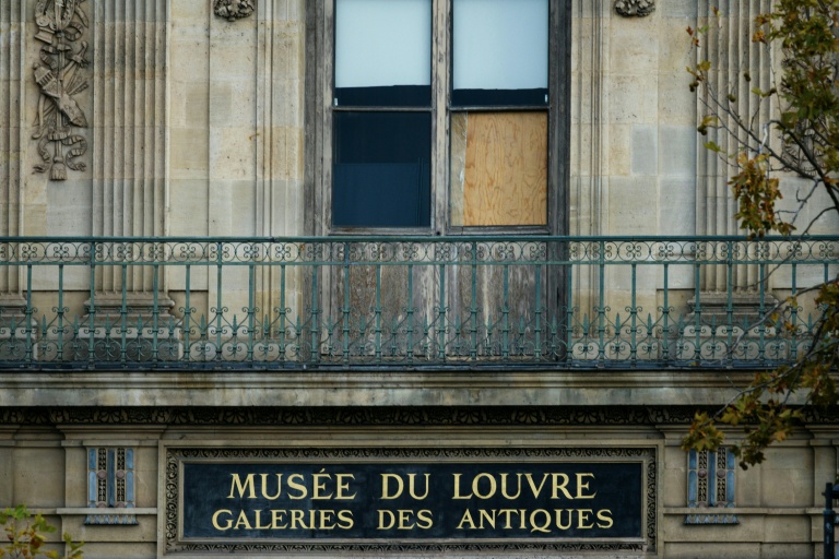 Les vitres couvertes d'une fenêtre du musée du Louvre après un vol de bijoux inestimables, le 20 octobre 2025 à Paris