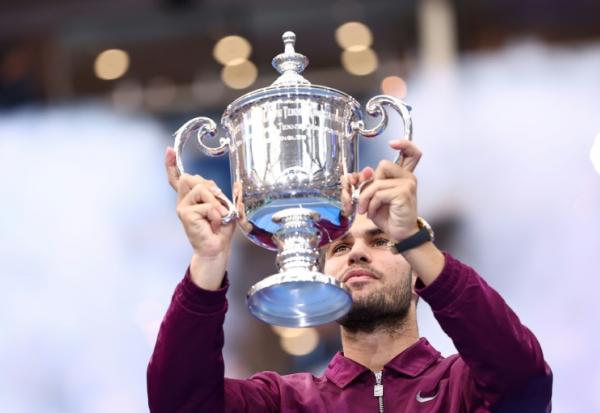 Carlos Alcaraz tenant son trophée après sa victoire à l'US Open, à New York, le 7 septembre 2025