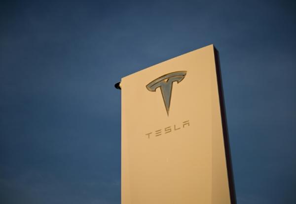 Le logo de Tesla sur un panneau à Hawthorne, en Californie, le 9 août 2022