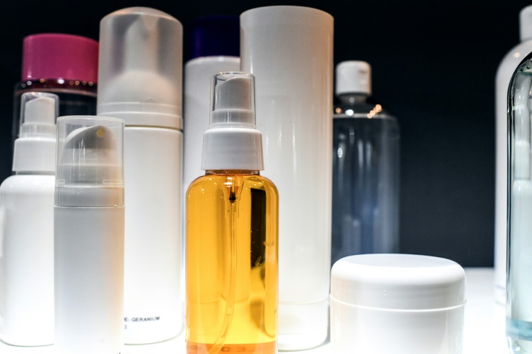Utiliser moins de cosmétiques entraîne une baisse massive et rapide de la concentration de certains polluants chimiques et perturbateurs endocriniens (comme le bisphénol A) dans les urines chez l'humain, selon une étude
