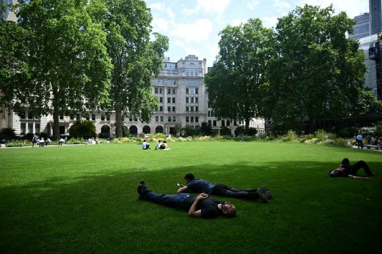 Des gens se mettent à l'ombre à Londres le 23 juin 2026