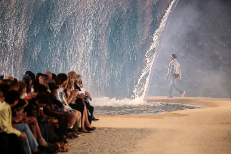Le créateur Pharrell Williams lors du défilé Louis Vuitton à Paris le 23 juin 2026, avec la vague d'eau polémique en pleine canicule