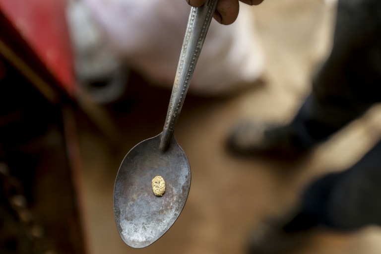 Une pépite d'or extraite d'une mine artisanale, à El Dorado, au Venezuela, le 25 mai 2025