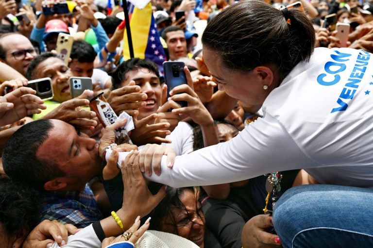 La cheffe de l'opposition vénézuélienne Maria Corina Machado acclamée par ses partisans lors d'un rassemblement de campagne à Barinas, au Venezuela, le 6 juillet 2024