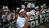 "Il n’y a pas de liberté !", proteste Diego Casanova, 30 ans, au mégaphone devant le Parquet à Caracas, le 28 mai 2026