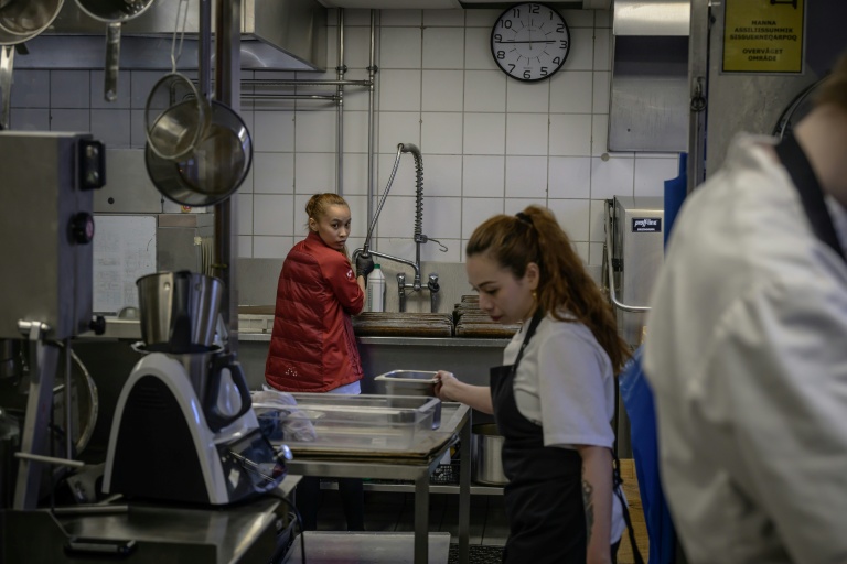 Des employés originaires d'Asie dans les cuisines d'un restaurant à Ilulissat, au Groenland, le 18 mars 2026


