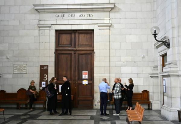 Le compagnon d'Agnès Lassalle, Stéphane Voirin, parle à des avocats au tribunal de Pau, le 21 avril 2026