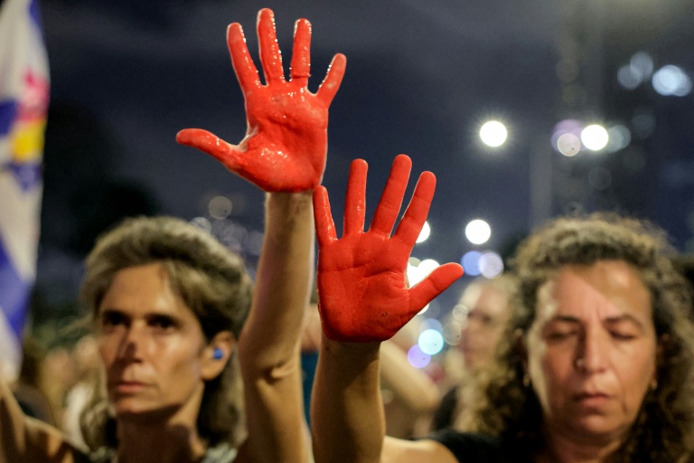 Des manifestants réclament le retour des otages israéliens retenus à Gaza, à Tel-Aviv le 2 août 2025