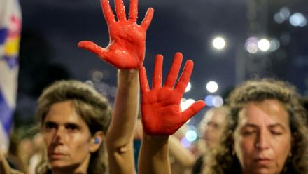 Des manifestants réclament le retour des otages israéliens retenus à Gaza, à Tel-Aviv le 2 août 2025