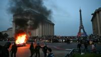 Une voiture incendiée place du Trocadéro à Paris lors de violences après la victoire du PSG en Ligue des Champions le 30 mai 2026