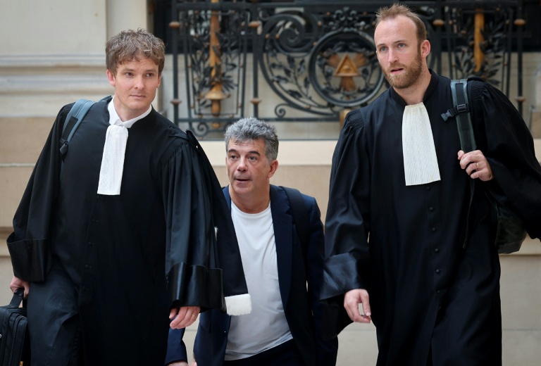 Lex-animateur de télévision Stéphane Plaza arrive avec ses avocats au palais de justice de Paris, le 26 juin 2026
