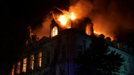 A Limoges, où l'hôtel de ville a été incendié, le maire Guillaume Guérin (LR) a estimé que la police nationale avait "manqué de moyens" et "reculé" face aux casseurs, Limoges le 18 octobre 2026.