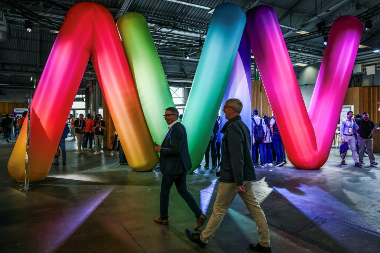 Des visiteurs marchent parmi les stands de la 9e édition du salon VivaTech, à Paris Expo Porte de Versailles, à Paris, le 11 juin 2025