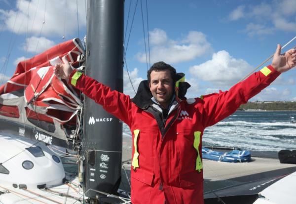 L'aventurier breton Guirec Soudée à son arrivée au large de Brest, pulvérisant le record du tour du monde à la voile à l'envers, le 28 mars 2026
