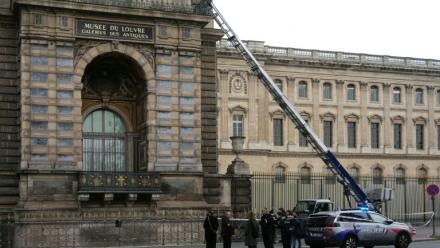 Des policiers français se tiennent à côté du monte-charge utilisé par des cambrioleurs pour pénétrer dans le musée du Louvre, sur le quai François Mitterrand, à Paris, le 19 octobre 2025