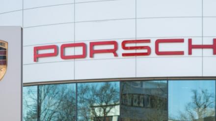 Enseigne Porsche à Stuttgart - Zuffenhausen, le 6 mars 2025 