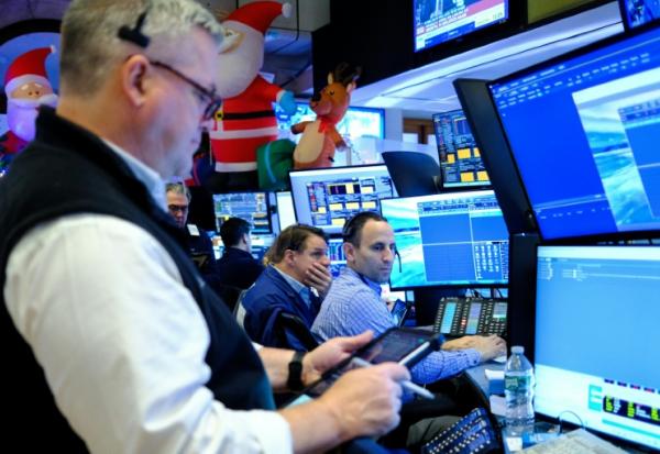 Des opérateurs à la Bourse de New York le 16 décembre 2025