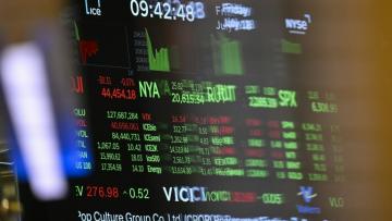 Un écran à la Bourse de New York le 18 juillet 2025