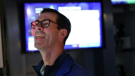 Un investisseur à la Bourse de New York le 13 octobre 2025