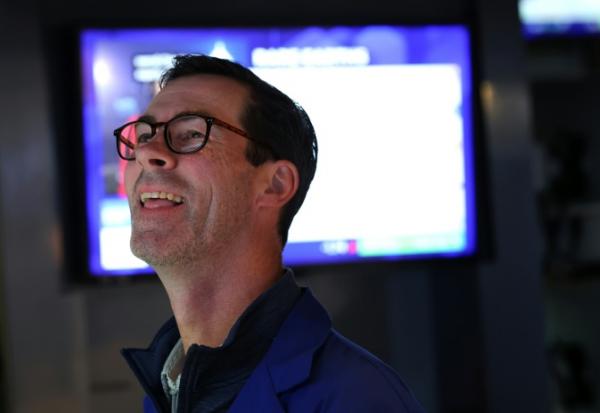 Un investisseur à la Bourse de New York le 13 octobre 2025