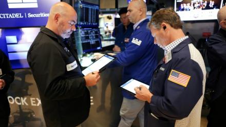 Des opérateurs à la Bourse de New York le 15 août 2025