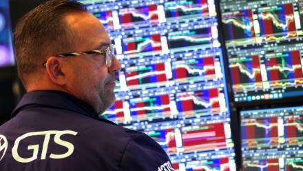 Un opérateur à la Bourse de New York, le 13 octobre 2025