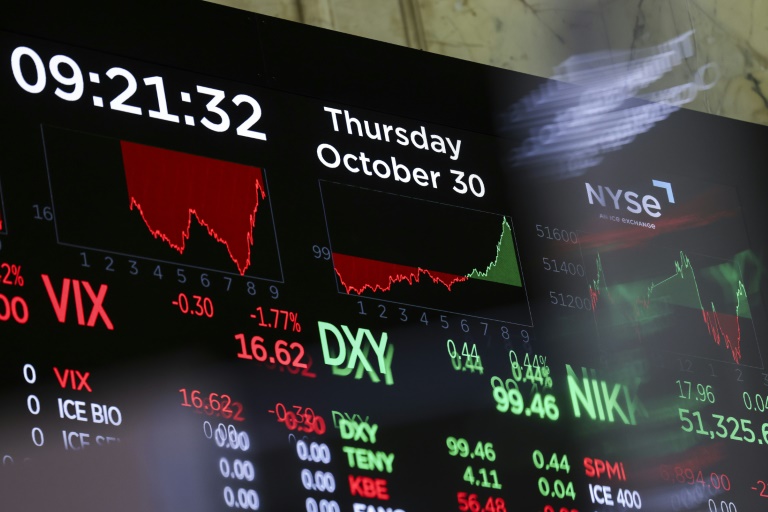 Un écran montrant les cours de la Bourse de New York le 30 octobre 2025