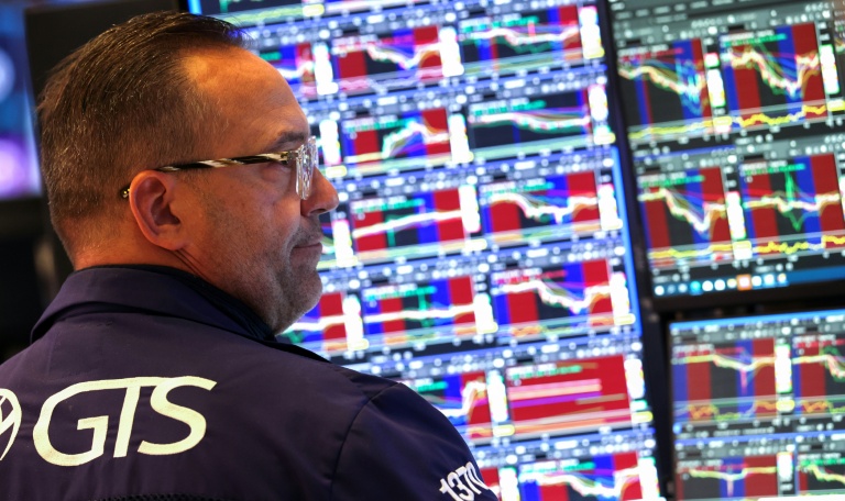 Un opérateur à la Bourse de New York, le 13 octobre 2025