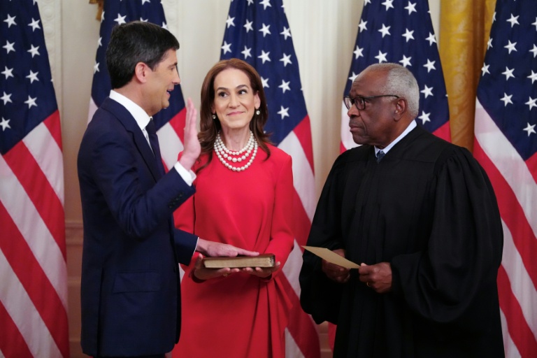 Le nouveau président de la Réserve fédérale (Fed), Kevin Warsh, accompagné de son épouse, Jane Lauder, prête serment devant le juge de la Cour suprême Clarence Thomas (d) à la Maison Blanche le 22 mai 2026 à Washington