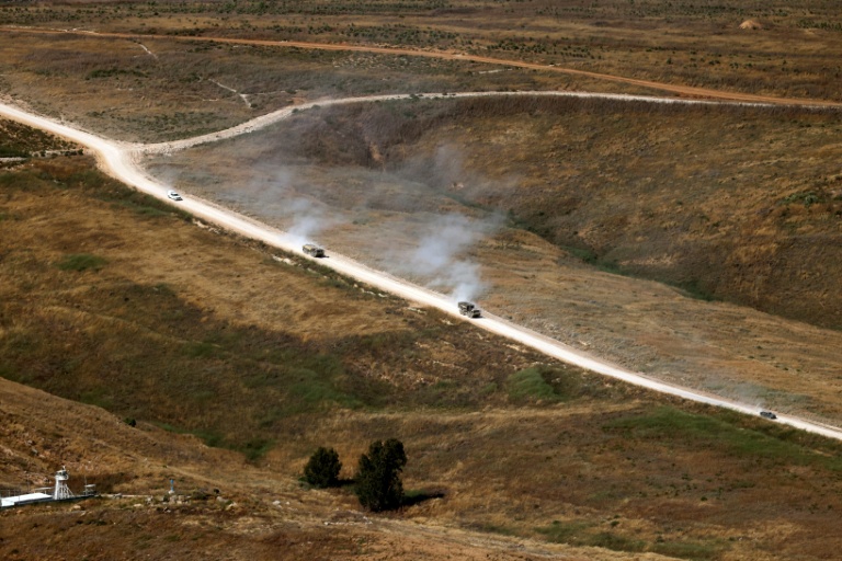 Des camions militaires israéliens passent sur une route du sud du Liban, le 22 juin 2026