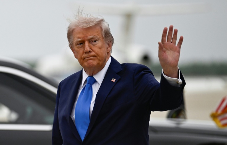 Le président américain Donald Trump salue des personnes à son arrivée à la base d'Andrews aux Etats-Unis, le 25 avril 2026