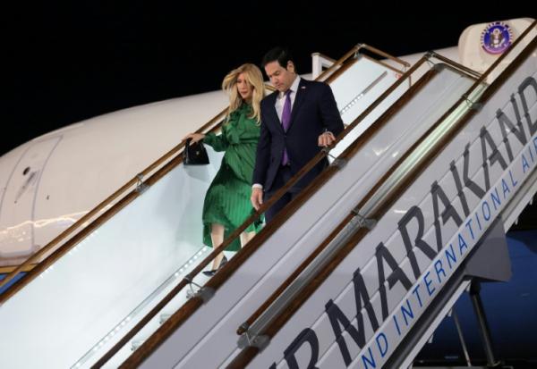 Le secrétaire d’État américain Marco Rubio et son épouse, Jeanette Rubio, à leur arrivée à l’aéroport de Samarcande, en Ouzbékistan, le 18 octobre 2026