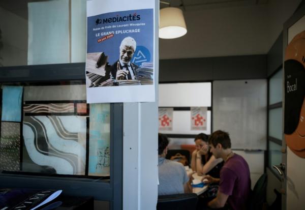 Des journalistes de Mediacités et des bénévoles examinent des notes de frais établies lorsque  Laurent Wauquiez (LR) était président de la région Auvergne-Rhône-Alpes, dans les locaux de Mediacités à Lyon, le 18 juin 2026