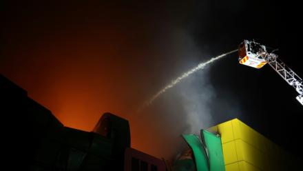 Des pompiers sur le site d’un centre commercial endommagé par une frappe de missile russe à Kiev, le 22 octobre 2026 en Ukraine