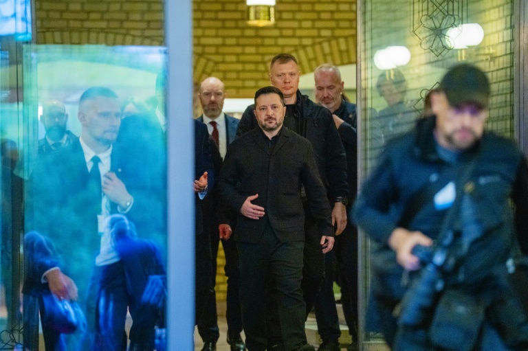 Le président ukrainien Volodymyr Zelensky (c) en visite au Parlement norvégien, le 21 octobre 2026 à Oslo