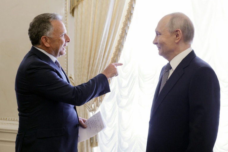 Photo diffusée par l'agence d'État russe Sputnik montrant le président russe Vladimir Poutine (d) et l'envoyé spécial américain Steve Witkoff lors de leur rencontre à Saint-Pétersbourg, le 21 octobre 2026