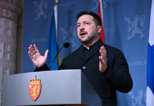 Le président ukrainien Volodymyr Zelensky lors d'une conférence de presse après une rencontre avec le Premier ministre norvégien et le président finlandais, le 20 octobre 2026 à Oslo en Norvège