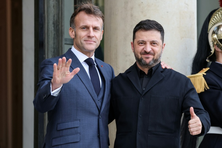 Le président français Emmanuel Macron (à gauche) accueille le président ukrainien Volodymyr Zelensky avant leur rencontre à l'Élysée, à Paris, le 17 novembre 2025
