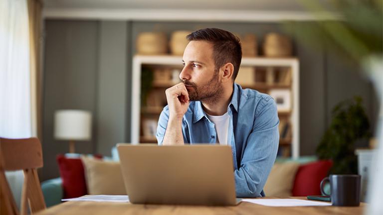 PEA ou assurance vie : quel placement choisir pour investir en actions ?