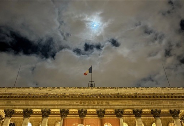 Clôture Paris : finalement en baisse