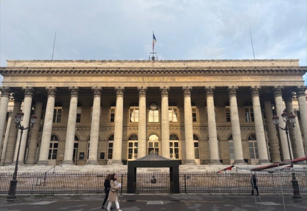 Clôture Paris : le CAC 40 de retour au-dessus des 7.700 points