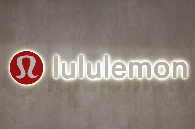 Lululemon, la star du yoga, s'effondre à Wall Street