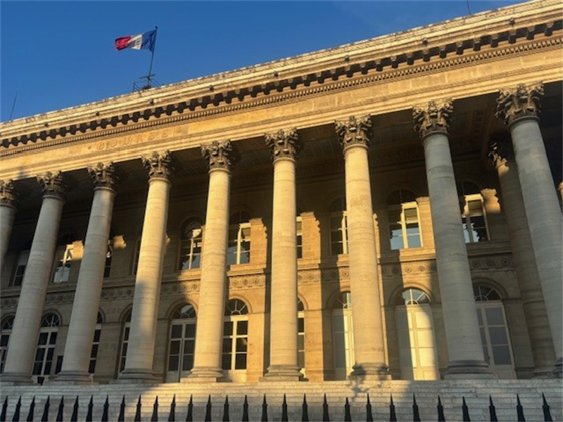 Mi-séance Paris : le rebond se confirme pour le CAC 40 au-dessus des 7.700 points