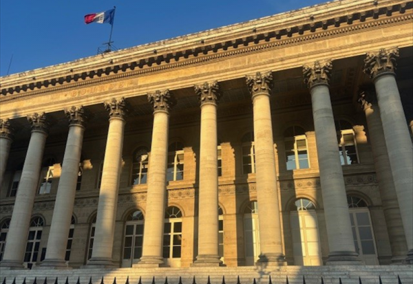 Mi-séance Paris : le rebond se confirme pour le CAC 40 au-dessus des 7.700 points