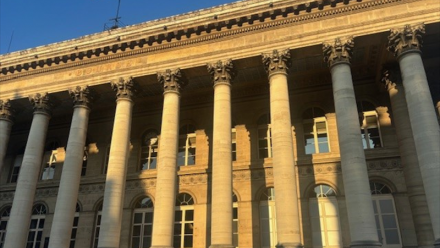 Mi-séance Paris : le rebond se confirme pour le CAC 40 au-dessus des 7.700 points