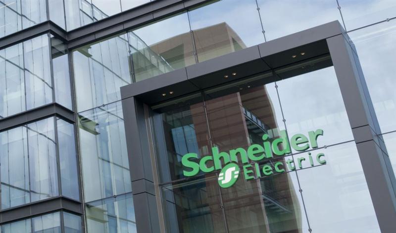 Schneider Electric prend la tête du CAC 40 soutenu par des avis d'analystes