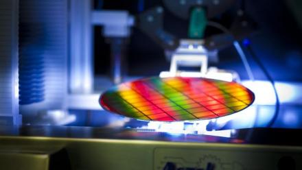 Semi-conducteurs : STMicro, Soitec, X-Fab bondissent